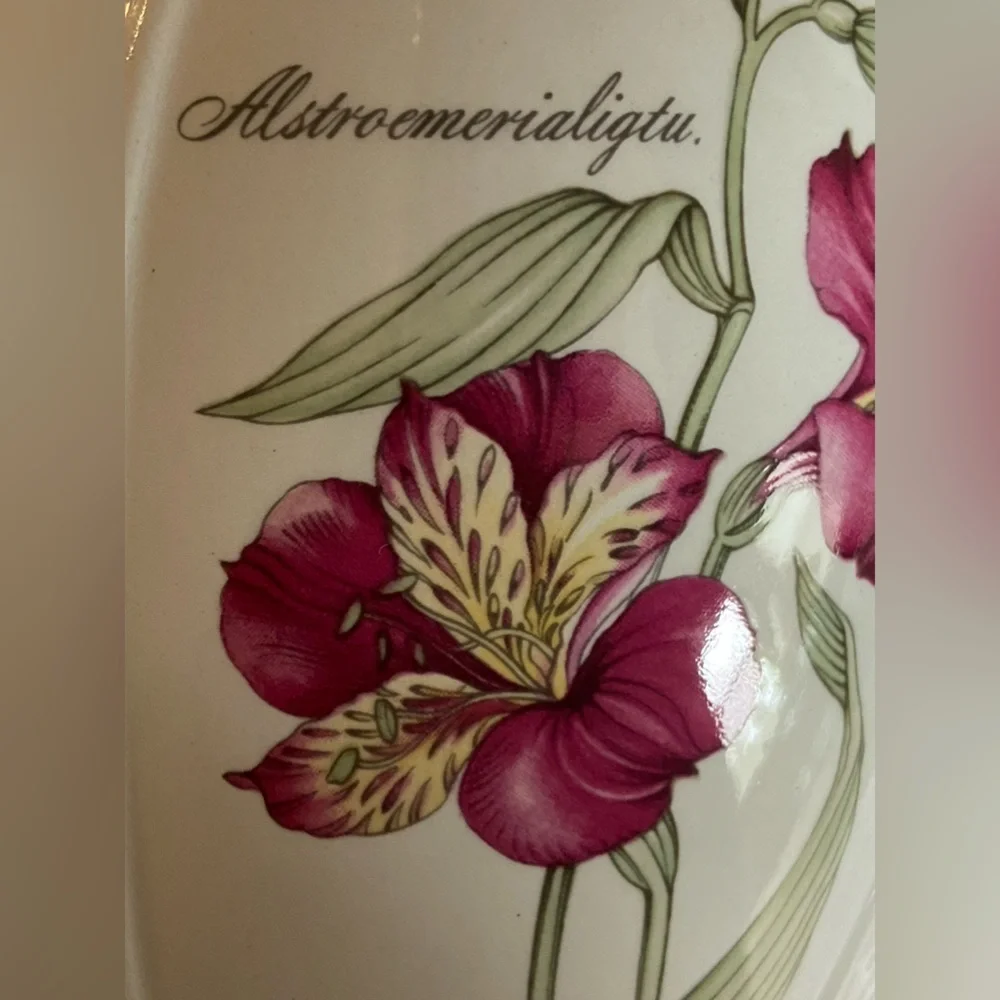 ROYAL WINTON Vintage Rare Elegant Porcelain Vase- 4 Sided w/Flowers🪻 & ♦️Lattice